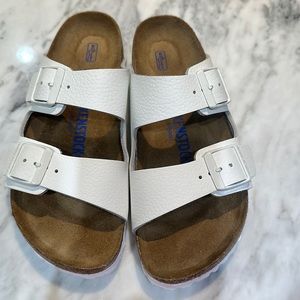 Birkenstock Arizona Soft Footbed Sandal in White Leather Size 36
